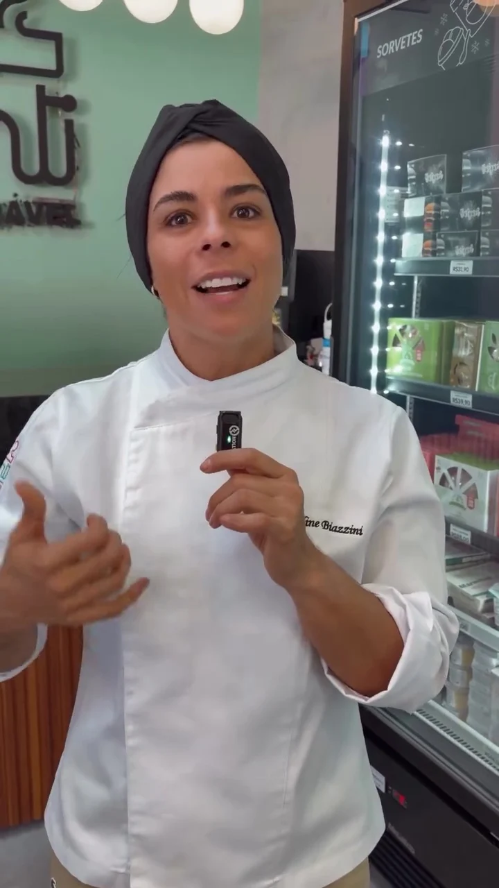 Chef Aline Biazzini falando na loja Vita e Alimenti, em quadro real de vídeo da marca
