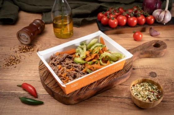 Marmitas com carne desfiada, fotografia oficial do cardápio Vita e Alimenti