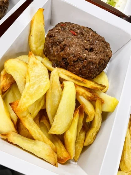 Hambúrguer com batata, fotografia oficial do cardápio Vita e Alimenti