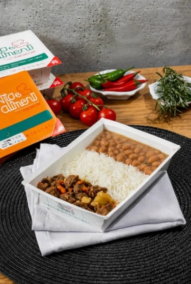 Marmitas com picadinho, fotografia oficial do cardápio Vita e Alimenti